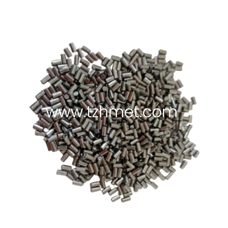 High purity hafnium particles for plasma cutting