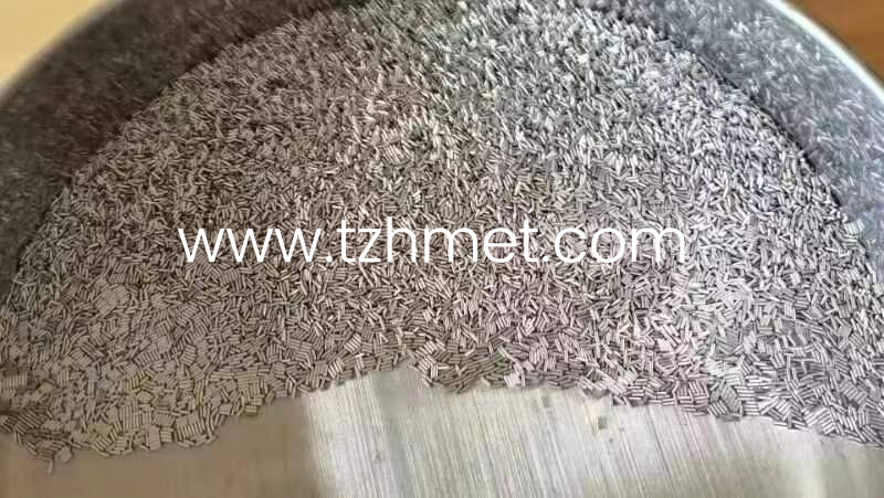 High purity hafnium particles for plasma cutting