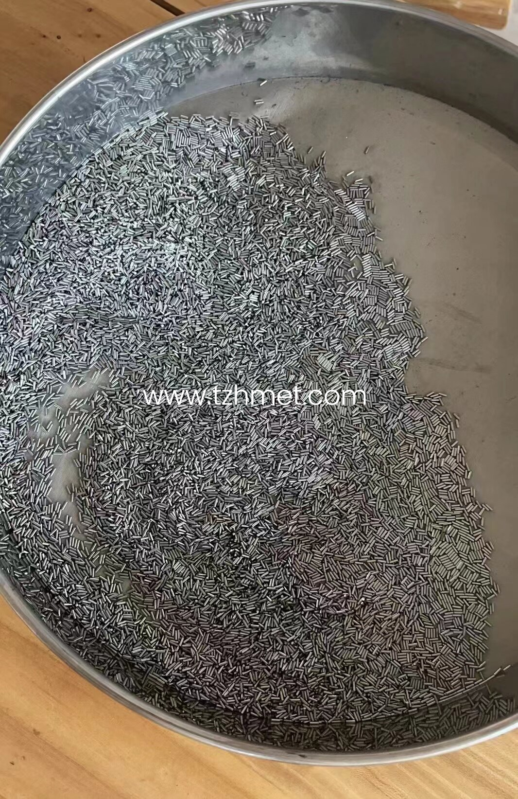 High purity hafnium particles for plasma cutting